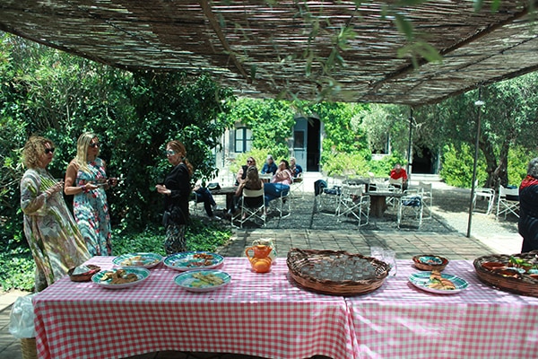 aperitivo apericena in a garden
